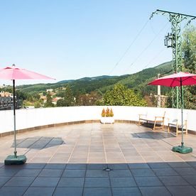 Residencia Biotzak sombrillas en terraza geriátrico
